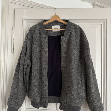 Graue Bomberjacke aus Wolle 