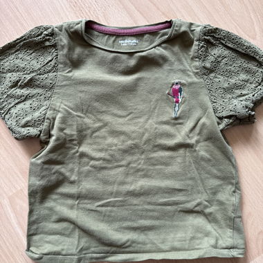 T‑shirt bambina verde con maniche ricamate
