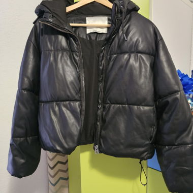 Schwarze Daunenjacke mit Kapuze