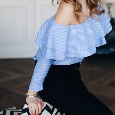 Top rayé bleu épaules dénudées