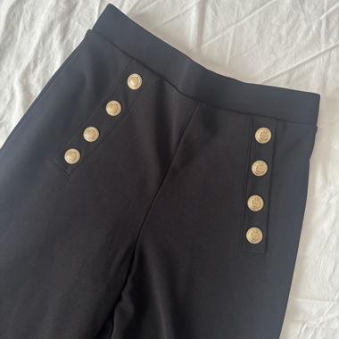Pantaloni eleganti neri con bottoni dorati