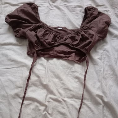 Blouse courte avec ouverture 