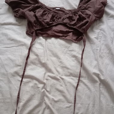 Blouse courte avec ouverture 