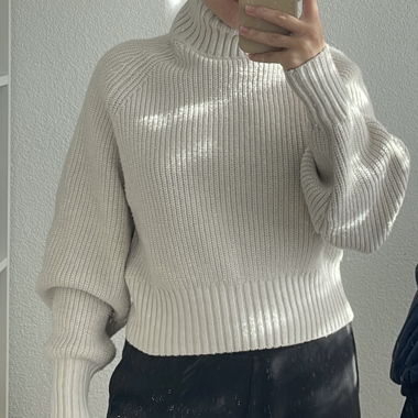 Cremefarbener Rollkragenpullover
