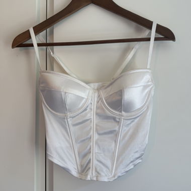 Top corset en satin blanc de Subdued