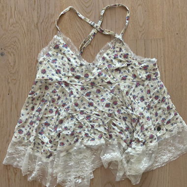 blouse fleurie avec broderie en dentelle de Hollister