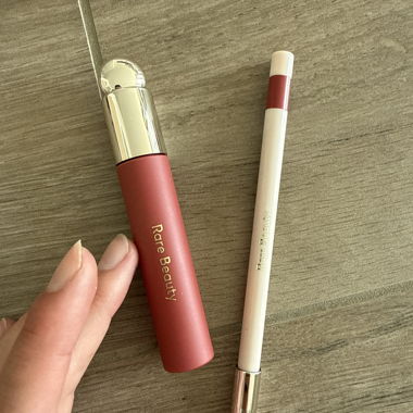 Produit lèvres Rare Beauty & crayon