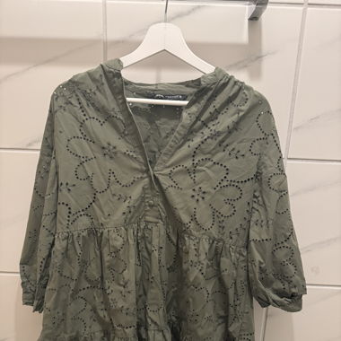 Olivgrünes Kleid mit Musterung