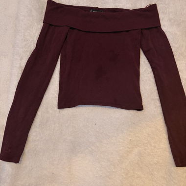 Burgunderfarbenes Off-Shoulder-Top