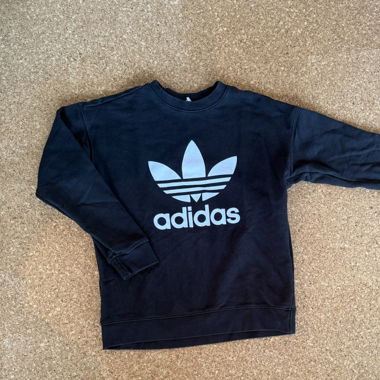 Adidas schwarzer Pullover mit weißem Adidas-Print