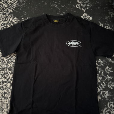 T-shirt noir avec impression sur la poitrine