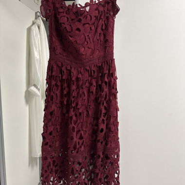 Robe midi en dentelle bordeaux