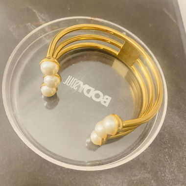 Bangle with pearls