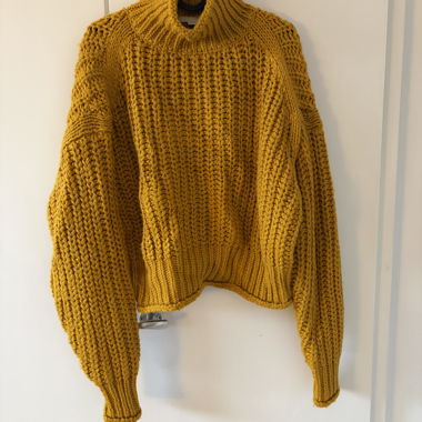 Pull en maille jaune moutarde