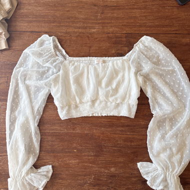 Blusa corta bianca con maniche a palloncino