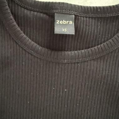 T‑shirt nero a coste XS