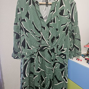 Grünes Hemdkleid mit Blattmotiv