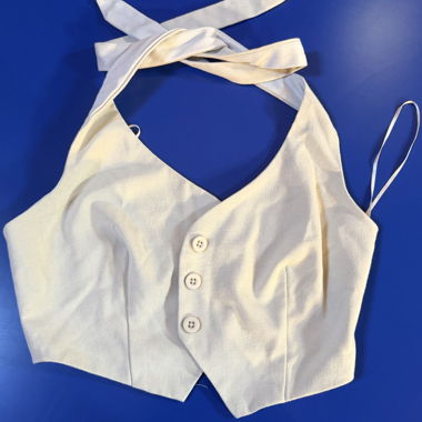 Top bianco con patta abbottonata