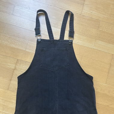 Schwarzes Latzkleid