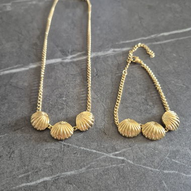 Gold-coloured necklace and bracelet set with shell charms