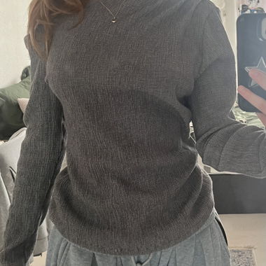 grey top