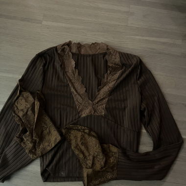 Maglione marrone a maniche lunghe