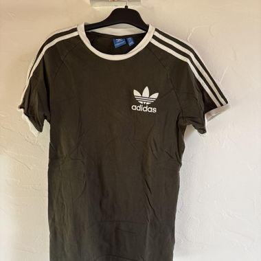 T-shirt adidas verde kaki