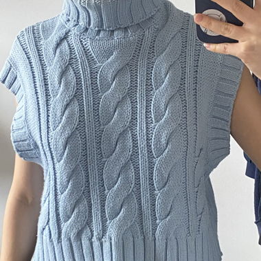 blau-weisses ärmelloses Rollkragentop