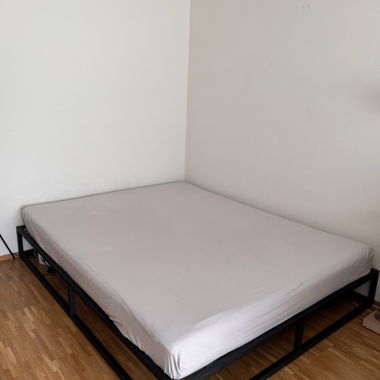 Struttura letto in metallo nero e materasso