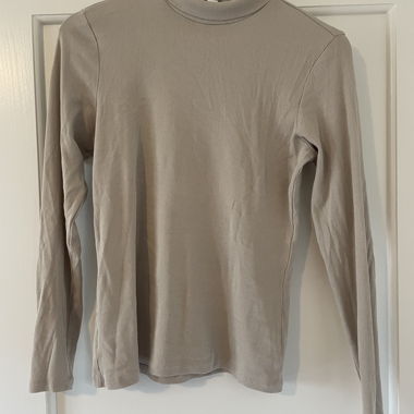 Beige H&M long-sleeve ribbed top, size EU M