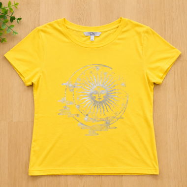 T-shirt jaune avec impression de soleil