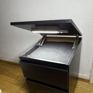 Nachttisch mit Geheimfach von Sneakspace