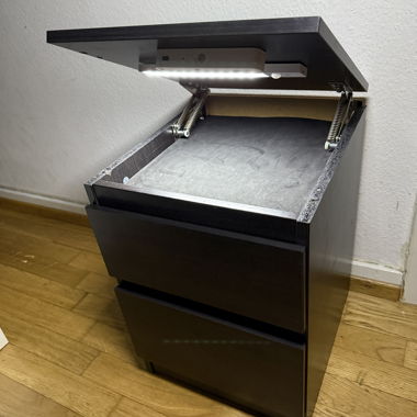 Nachttisch mit Geheimfach von Sneakspace