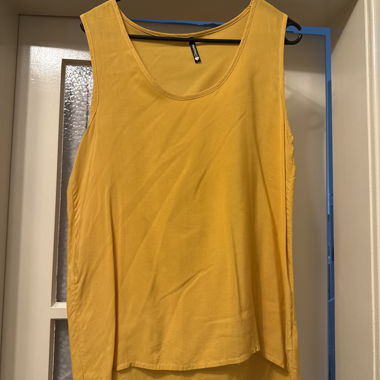 Gelbes Tanktop