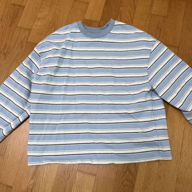 Top a maniche lunghe a righe Bershka