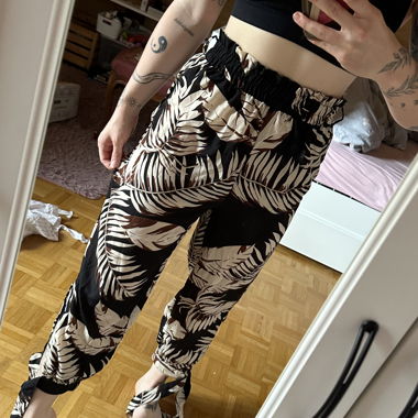 Pantaloni in tessuto leggeri con motivo foglia di palma