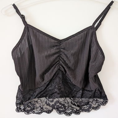 Top corto in pizzo nero