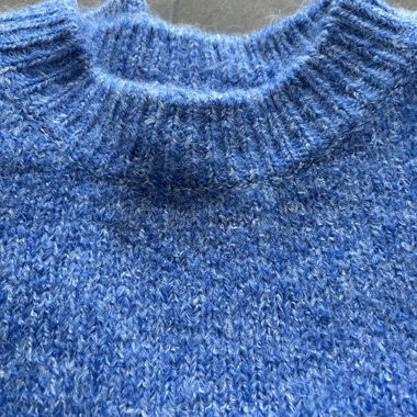 Blauer Oversized-Pullover