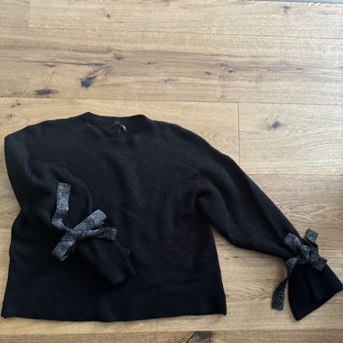 Schwarzer Pullover