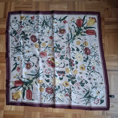 Foulard a fiori, nuovo