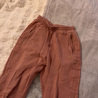 Baggy lachsfarbene Adidas Trainerhose
