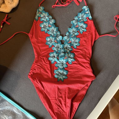 Costume intero rosso con fiori