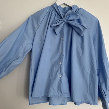 Blaue Bluse mit Schleife