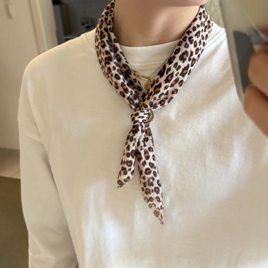 Neck scarf leopard pattern