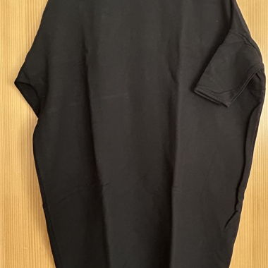 Maglione/abito nero ampio con manica fino al gomito