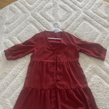 Abito camicia rosso ideale con stivaletti