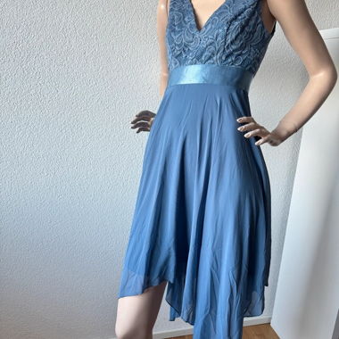 Abito in pizzo blu con orlo asimmetrico