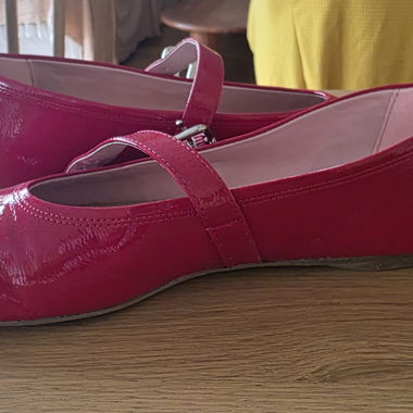 Rot lackierte Ballerinas