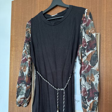 Robe noir en laine avec manche colorées