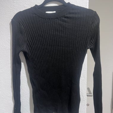 black tight-fitting longarmed shirt